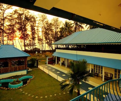 https://imgcld.yatra.com/ytimages/image/upload/t_hotel_yatra_city_desktop/v1474438885/Domestic Hotels/Hotels_Ernakulam/Mare Blu Resort/Outer_view.jpg